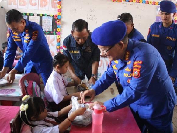 Ditpolairud Polda Sumut Beri Makan Bergizi Gratis Kepada Siswa SD di Kampung Nelayan Seberang