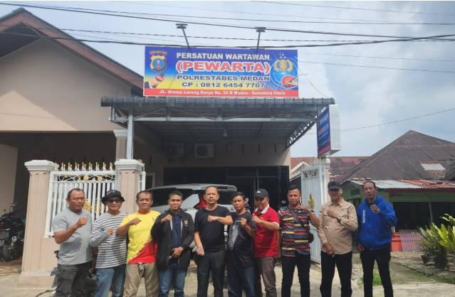 Jumat Barokah Terus Berlanjut, Ketua Pewarta Bagikan Beras pada Pengurus dan Anggota