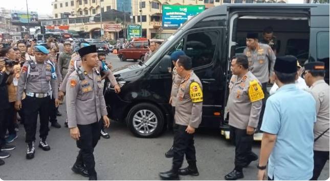 Kapolri Safari Ramadan ke Masjid Raya Al-Mashun Medan