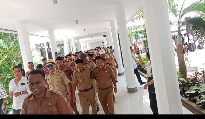 Protes Pernyataan Anggota DPRD, Puluhan Kepala Desa Se-Banyuwangi Gelar Aksi Damai di Gedung DRPD Banyuwangi 