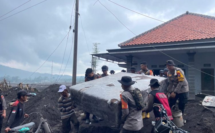  Pasca Erupsi Gunung Semeru, Satbrimob Polda Jatim Perkuat Operasi Kemanusiaan 
