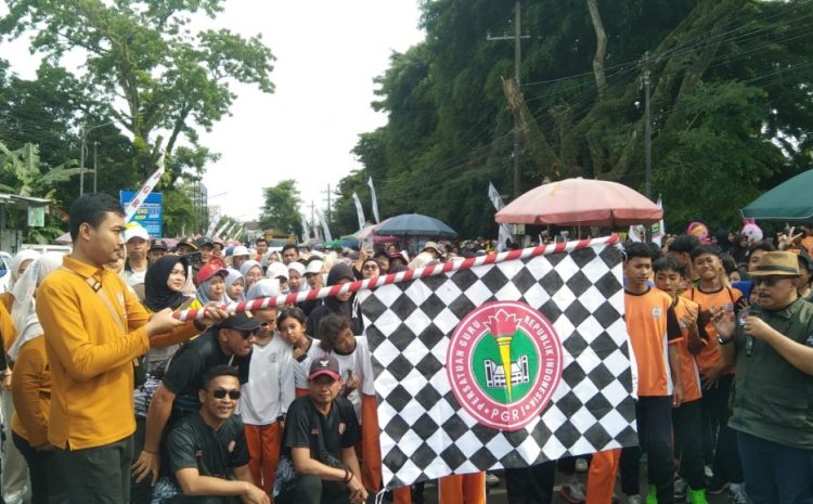  PGRI Banyuwangi Meriahkan HUT ke-80,dan HGN 2025 Dengan Jalan Sehat di RTH Maron Genteng