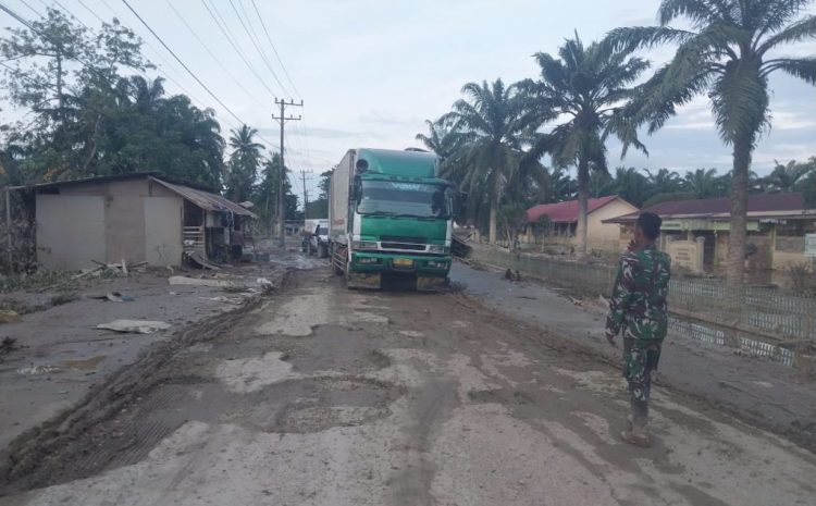  Anggota Koramil 08/Rantau Kawal Penyaluran Bantuan Untuk Warga Terdampak Musibah Banjir di Aceh Tamiang 