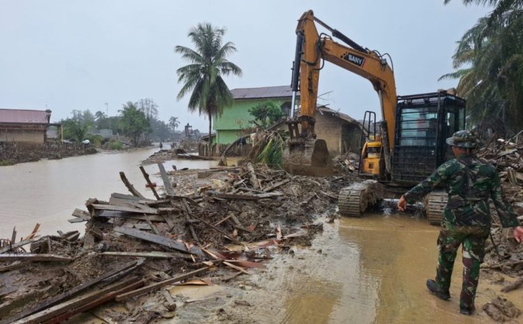 Babinsa Kota Lintang Kawal Alat Berat, Untuk Bersihkan Jalan Agar Mudah di Lalui Pasca Banjir
