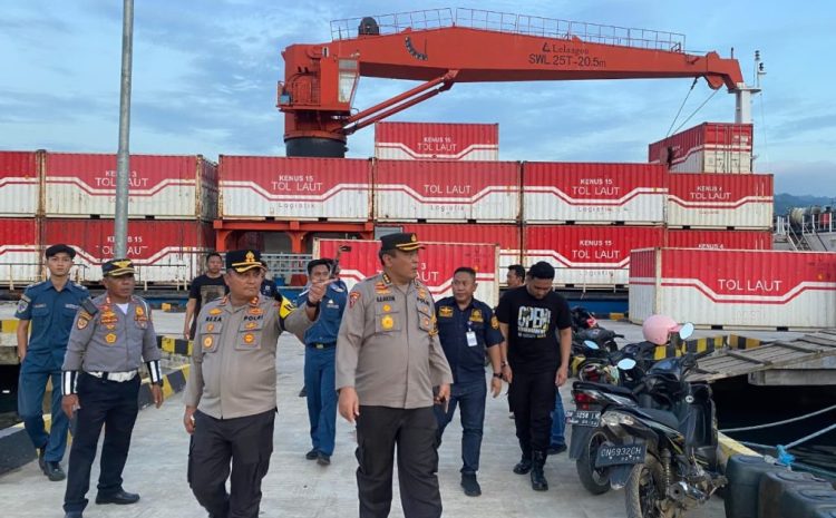 Karo Ops Polda Sulteng Cek Kesiapan dan Keamanan Kapal,di Pelabuhan Kolonodale  Morowali Utara Menjelang Nataru 