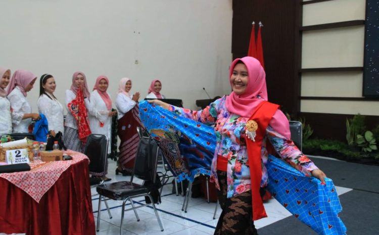 Dharma Wanita Persatuan Lapas Banyuwangi Peringati HUT ke-26, Dengan Lomba Fashion Show Batik Karya Warga Binaan