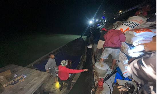  Presiden Prabowo Salurkan 50 Ton Beras ke Aceh Tamiang Lewat KRI SSA-378 