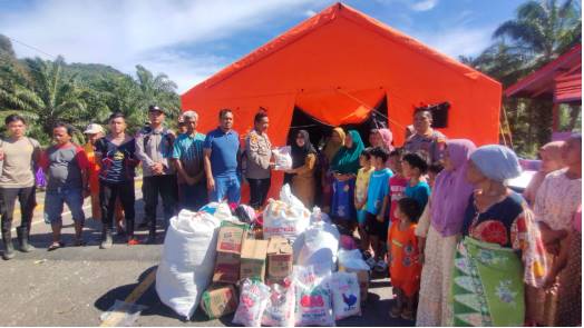  Polres Tapsel Salurkan Bantuan Sosial Untuk Korban Bencana Alam di Kelurahan Reniate 