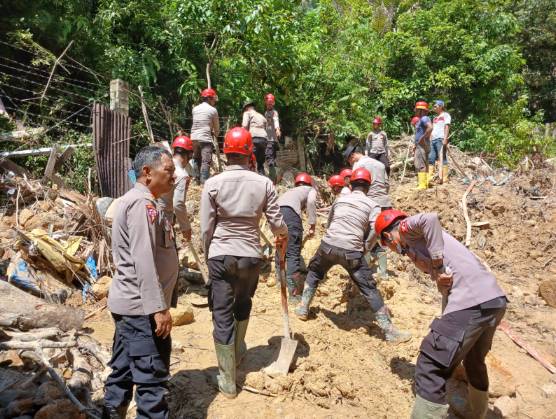  Tim K-9 Ditpolsatwa Baharkam Polri dan Unit K-9 Ditsamapta Polda Sumut, Lanjutkan Pencarian Korban Tanah Longsor di Sibolga 