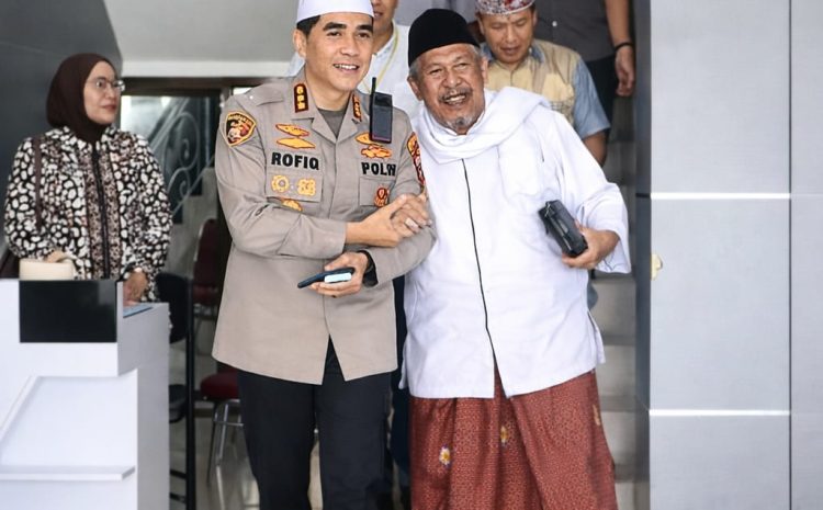 Humanis dan Penuh Takzim, Kapolresta Banyuwangi Tuntun KH. Ikrom Hasan