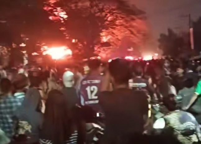 Kebakaran Pabrik Selop Diduga Milik PT.Garuda Mas Perkasa Buat Karyawan dan Warga Sekitar Panik Berhamburan