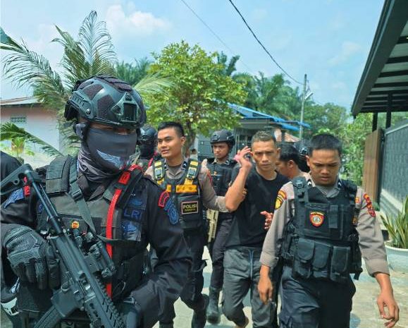Brimob Polda Sumut dan BNN Sumut Bersinergi, Gerebek Kampung Narkoba di Percut Sei Tuan 