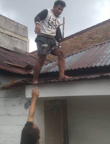  Unit Reskrim Polsek Bangun Bekuk Pelaku Pencurian Lintas Wilayah di Pematangsiantar Yang Kabur Ke Atap Seng Rumah 