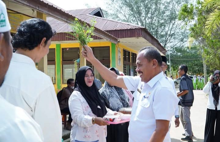  Plt. Sekda Aceh Tamiang Tepungtawari Revitalisasi SMPN 1 Manyak Payed