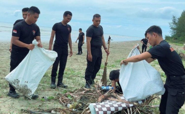 Sambut HUT Polri ke-80, Personel Kompi 4 Yon C Gelar Gerakan Indonesia Asri di Pantai Laharuga