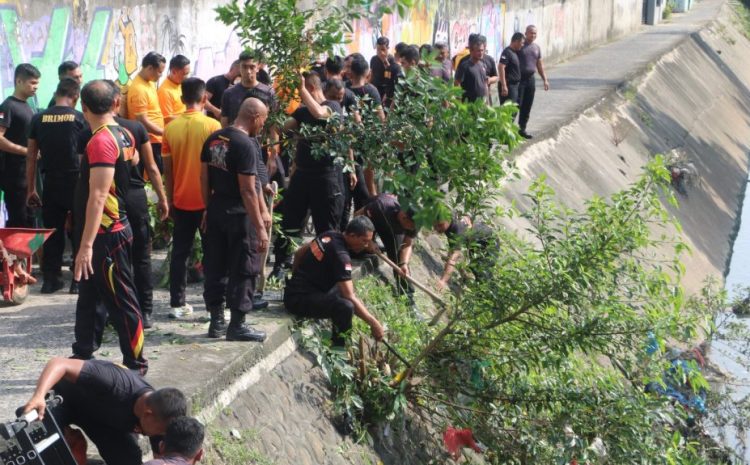 Ratusan Personel Brimob Sumut Bergerak Dengan Warga Bersatu Bersihkan Sungai dalam Gerakan Indonesia Asri