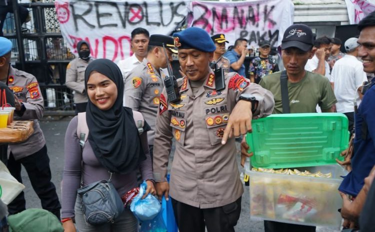 Sat Brimob Polda Sumut dan Polrestabes Medan Kawal Humanis Aksi Penyampaian Aspirasi Mahasiswa di DPRD Sumut