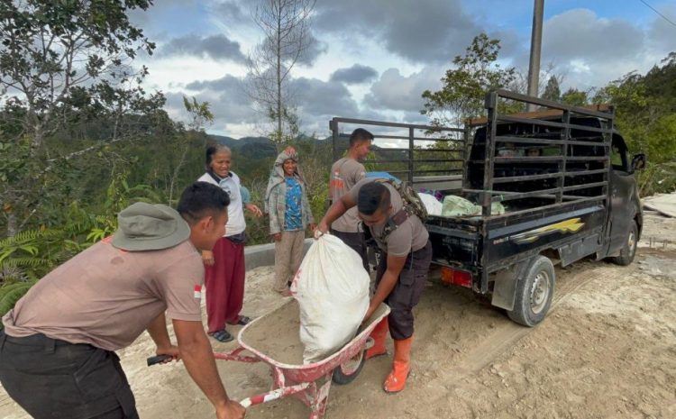 Brimob Sumut Bersama Warga Bergotong Royong Perbaiki Jembatan Gotting di Tapanuli Utara”