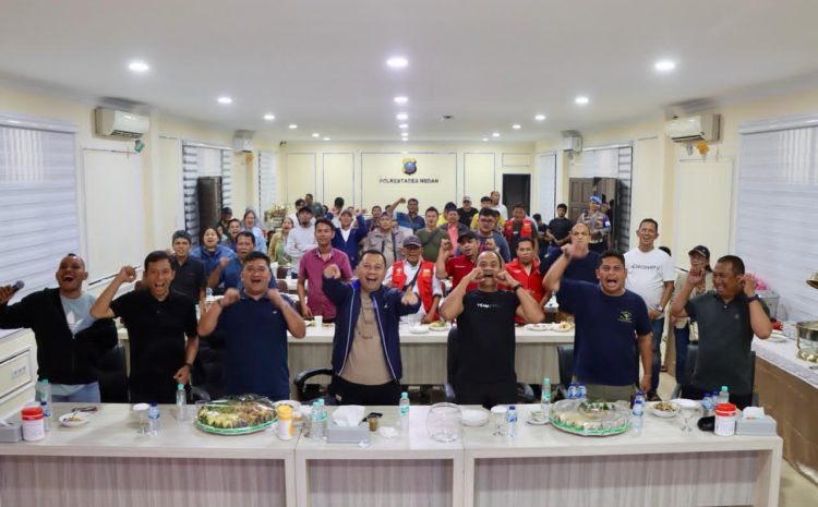 Kapolrestabes Medan Nobar Kick Off Piala Dunia 2026 bersama Personel dan Masyarakat