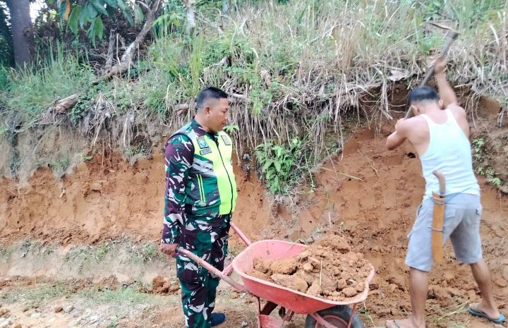  Babinsa Koramil 08/Rantau,Gotong Royong bersama Warga Bersihkan Jalan dan Timbun Lubang
