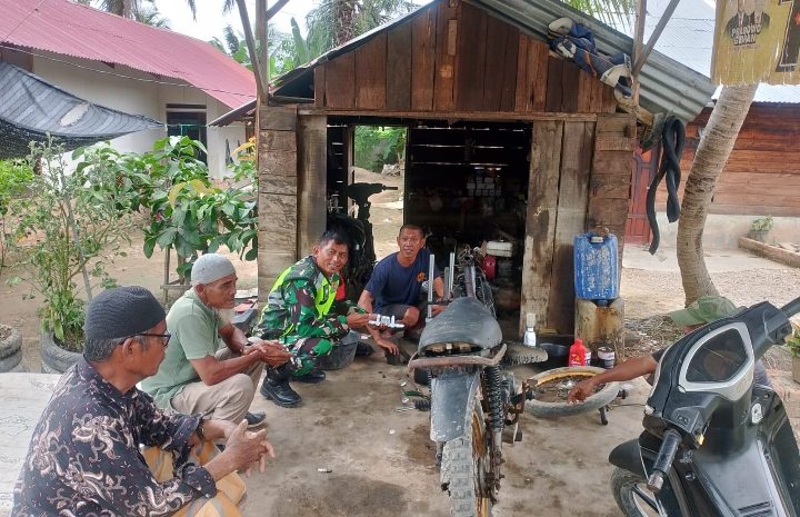  Babinsa Koramil 04/Bendahara Jalin Komsos dengan Pemilik Bengkel Motor, Dukung Usaha Warga Binaan