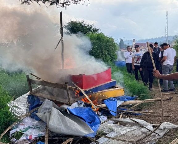  Barak Tempat Konsumsi Sabu Viral di Medsos,Lokasi Digerebek dan Dibakar Satresnarkoba Polres Karo