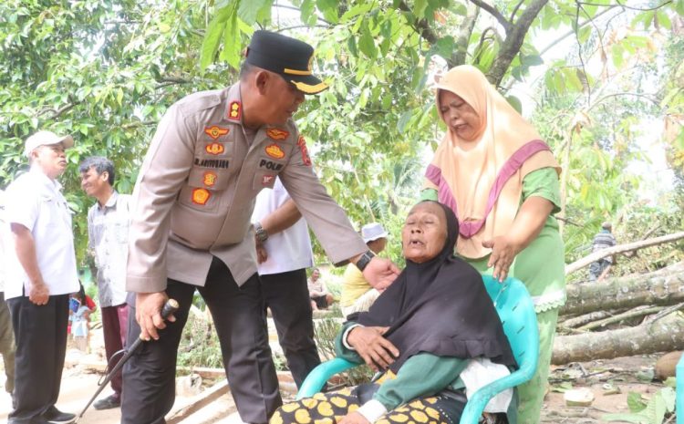 Kapolres Simalungun Langsung Turun, Salurkan Bantuan Kemanusiaan Untuk Korban Angin Puting Beliung di Pematang Bandar