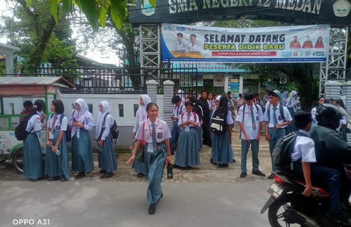  Langkah Kecil Menuju Masa Depan Gemilang,Teressa Terra Simanjuntak Hari Pertama Sekolah  Menginjakan Kaki di SMA Negeri 12 Medan 
