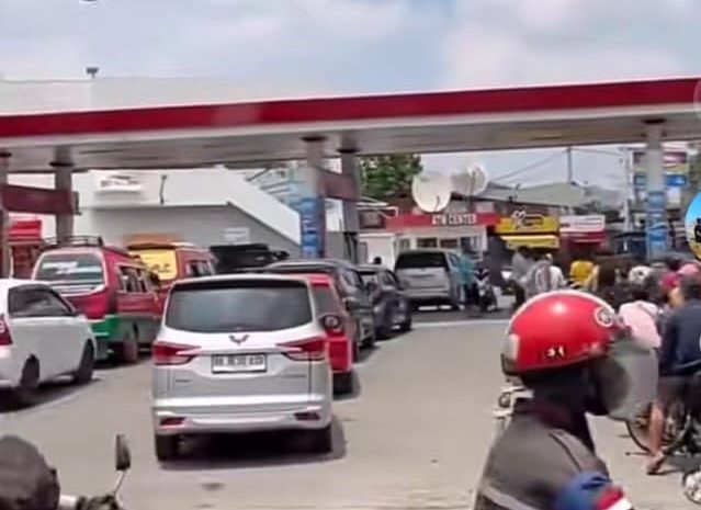  Jalan Medan  Binjai Macet Total Akibat Kelangkaan BBM,Antrean SPBU Mengular Sampai di Ruas Jalan
