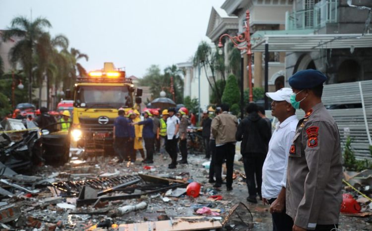 Brimob Polda Sumut Kerahkan Puluhan Personel Tim Jibom KBR dan Tim SAR Tangani Ledakan di Kompleks Grand Polonia Medan
