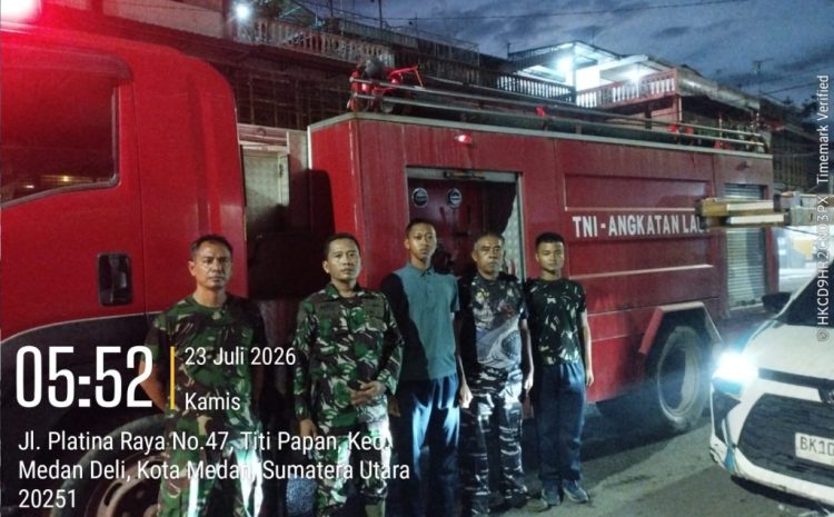 Menembus Fajar Padamkan Kebakaran,Prajurit Kodaeral I  Angkatan Laut Sigap Selamatkan Masyarakat Medan Deli