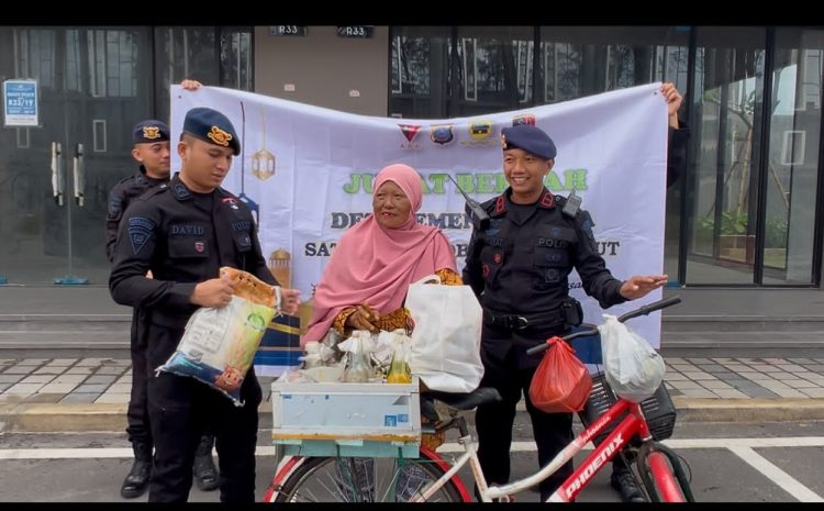 Detasemen Gegana Sat Brimob Polda Sumut, Berbagi Kepedulian Melalui Aksi Jumat Berkah bagi Sembako kepada Warga