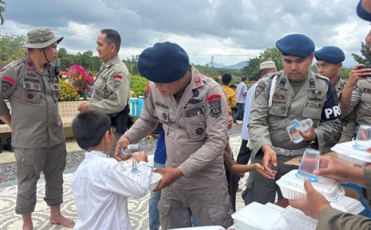  Batalyon C Pelopor Sat Brimob Polda Sumut, Jumat Berkah Bagikan 250 Paket Makanan untuk Jamaah Masjid Hubbul Wathon