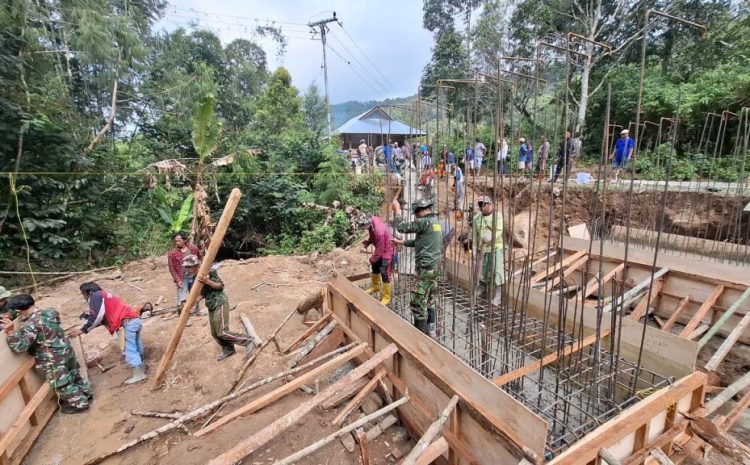  Wujudkan Harapan Masyarakat Pedalaman Kabupaten Toraja Utara,Kodim 1414/Tator bersama Warga Gotong Royong Bangun Akses Jembatan Penyebrangan