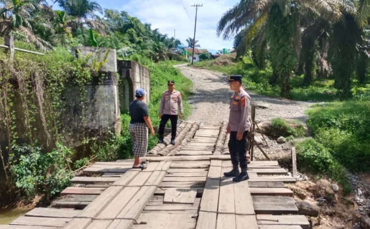  Polri Hadir di Tengah Masyarakat,Kapolsek Padang Tualang Patroli Jembatan Darurat Bukit Lawang Tangkahan