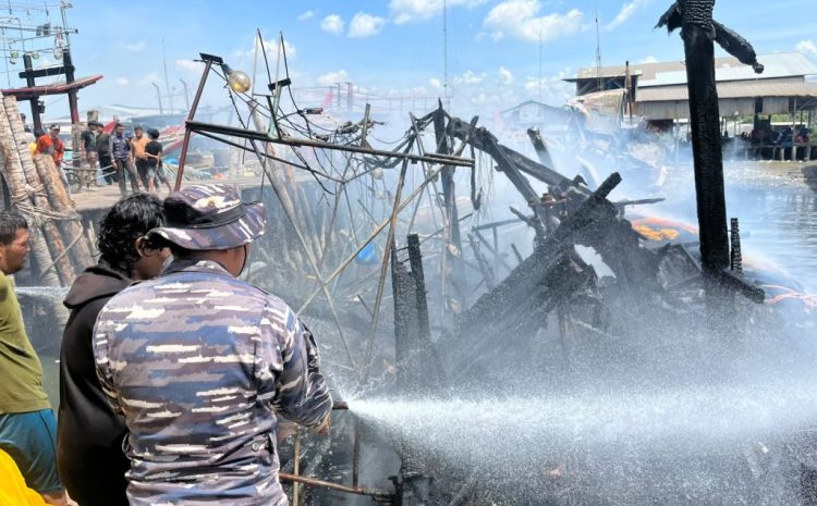  Aksi Cepat Patkamla Rubiah Bantu Evakuasi ABK  dari Kebakaran Kapal di Belawan