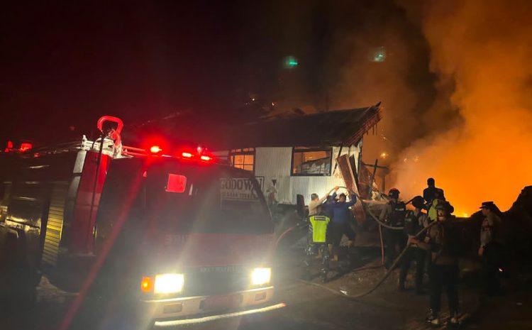  Brimob Sumut Gerak Cepat Padamkan Kebakaran di PT Lonsum Kebun Sibulan, Tebing Tinggi