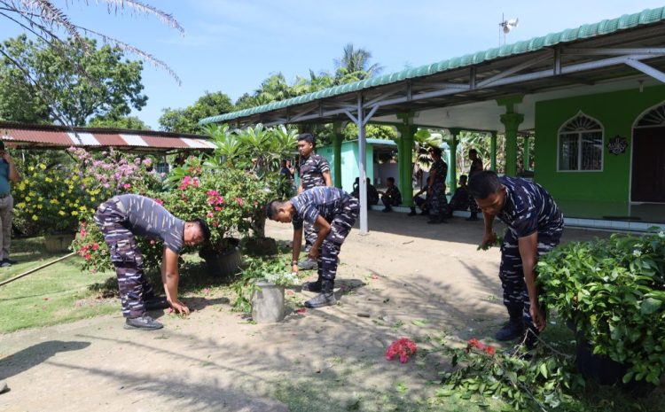  Prajurit Kodaeral I Gelar Bakti Sosial Bersihkan Lingkungan di Desa Limau Manis Deliserdang