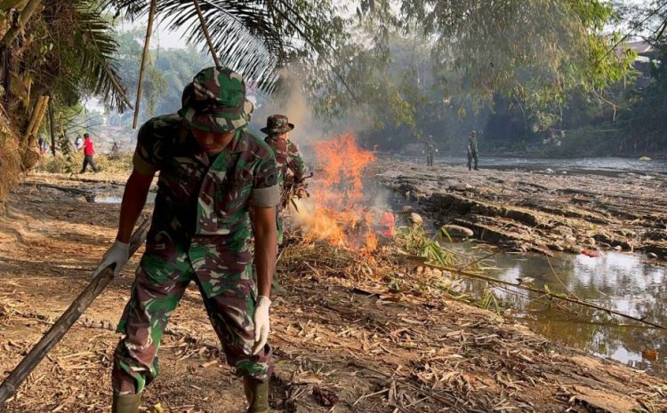  Sinergitas Kodim 1414/Tator dan Aparat Gabungan Toraja Utara Bersihkan Sampah di Bantaran Sungai