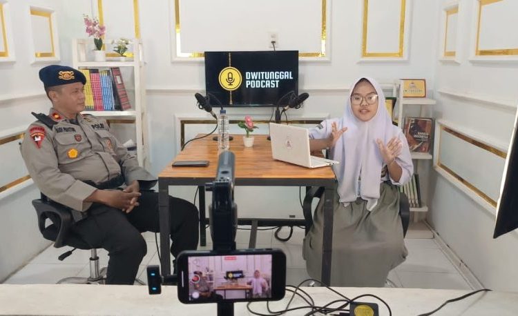  Brimob Goes to School, Wadanden Gegana Jadi Pembina Upacara dan Narasumber Podcast di SMAS Dwitunggal