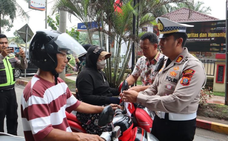  Polres Langkat Bagikan 500 Bendera Merah Putih,Bangkitkan Semangat Kemerdekaan di Tengah Masyarakat