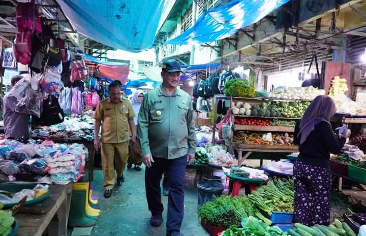  Sidak Pasar Kualasimpang,Bupati Aceh Tamiang Pastikan Stok dan Harga Pangan Stabil