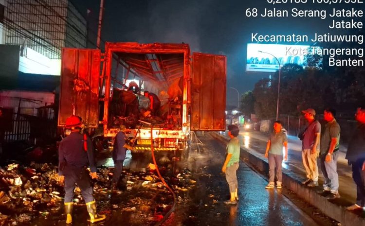  Hendak Isi Solar,Truk Tronton Bermuatan 821 Paket Terbakar di Depan SPBU Jatake