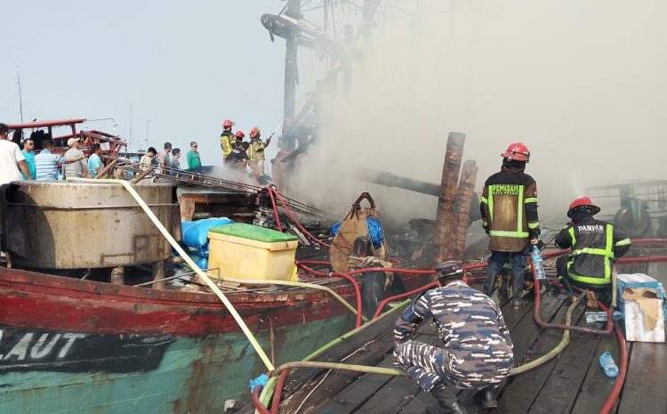  Posal Medan Labuhan Kodaeral I Sigap Bantu Penanganan Kebakaran KM Cendrawasih Laut di Pelabuhan Gabion Belawan