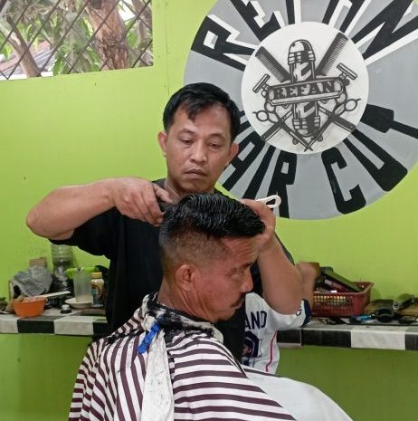  Pangkas Rapi dan Penampilan Makin Percaya Diri di Pangkas Rambut Refan Dusun II Desa Sei Bulu.
