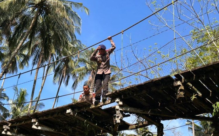  Langkah Preventif di Pelosok Desa: Brimob Batalyon C Cek Fisik Jembatan Penyeberangan di Tapsel