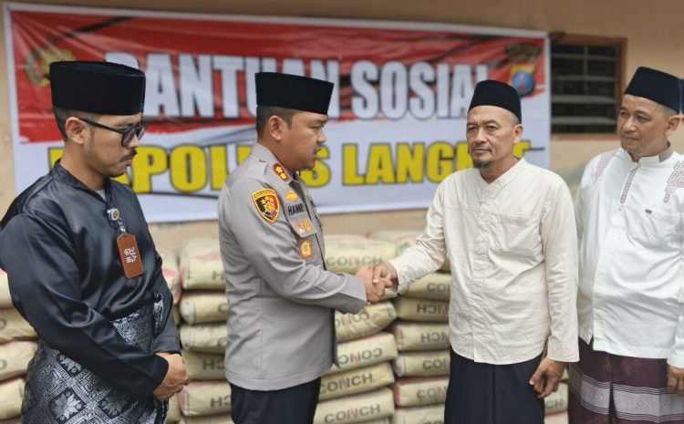 Kapolres Langkat Salurkan Bantuan Material untuk Pembangunan Mesjid Al- Ikhlas       