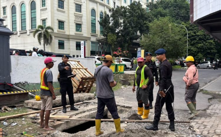 Gegana Brimob Sumut Respons Cepat Cek Asap Pembakaran Kabel di Depan Kantor Wali Kota Medan