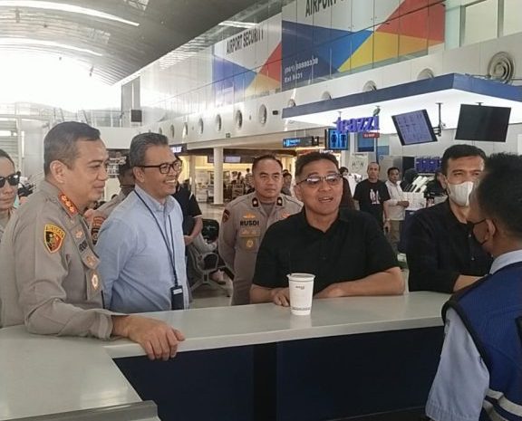  Kapolresta Deli Serdang Dampingi Wakapolda Sumut Tinjau Situasi Bandara Kualanamu Terkait Pembatalan Penerbangan