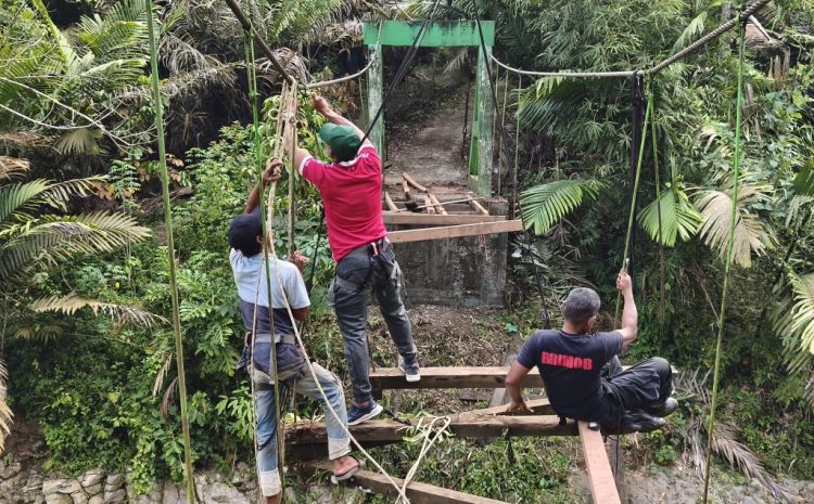  Brimob Sumut Bersama Masyarakat Percepat Revitalisasi Jembatan Rambin Sibongbong